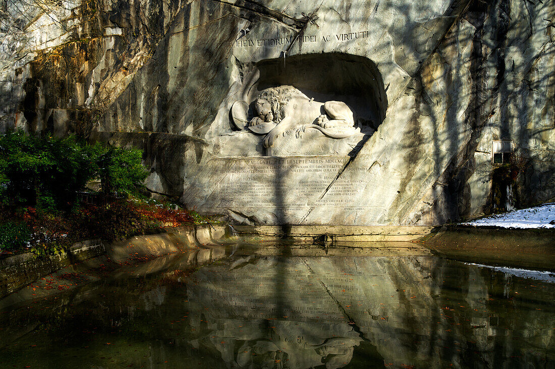 Löwendenkmal von Lucas Ahorn für Schweizer Soldaten, die in der Französischen Revolution gefallen sind, Luzern, Schweiz, Europa