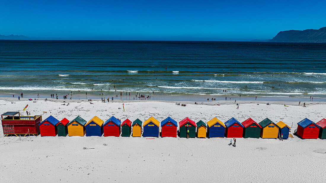 Luftaufnahme der bunten Strandhütten am Strand von Muizenberg, Kapstadt, Südafrika, Afrika