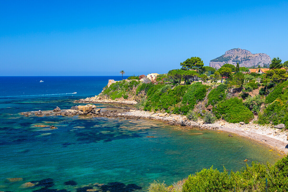 Zerklüftete Küstenlinie bei Cefalu, Mittelmeer, Provinz Palermo, Sizilien, Italien, Mittelmeer, Europa