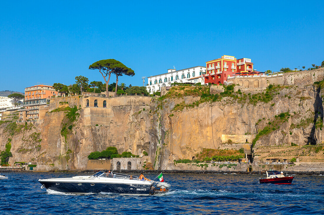 Vergnügungsboote, Sorrento, Bucht von Neapel, Kampanien, Italien, Mittelmeer, Europa