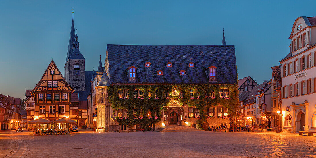 Marktplatz mit St. Benedikti Kirche und Rathaus am Abend, Quedlinburg, Harz, Sachsen-Anhalt, Deutschland, Europa