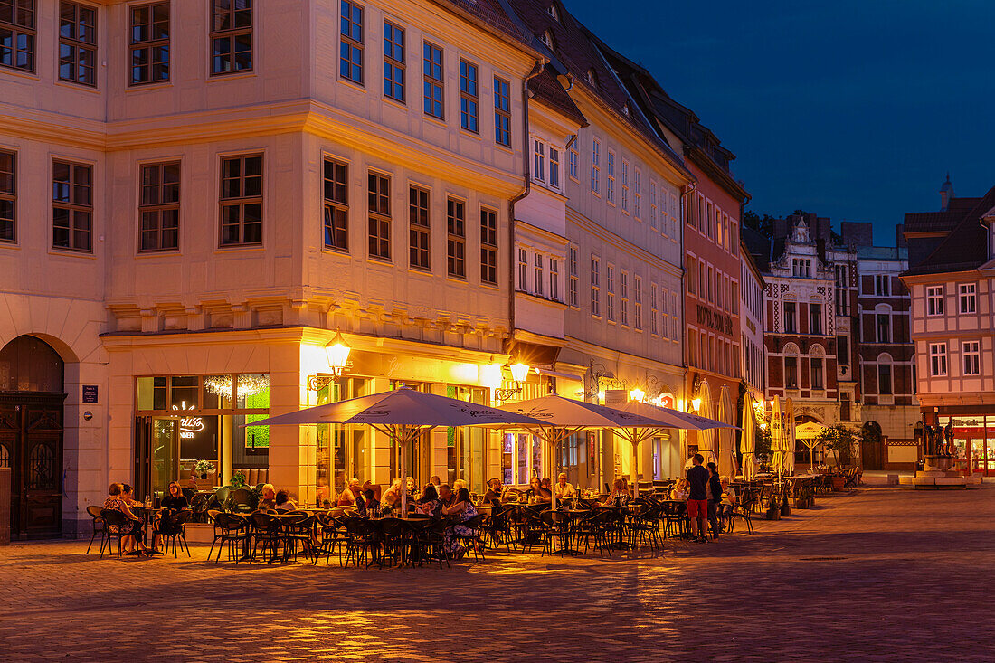 Cafe auf dem Marktplatz am Abend, Quedlinburg, Harz, Sachsen-Anhalt, Deutschland, Europa