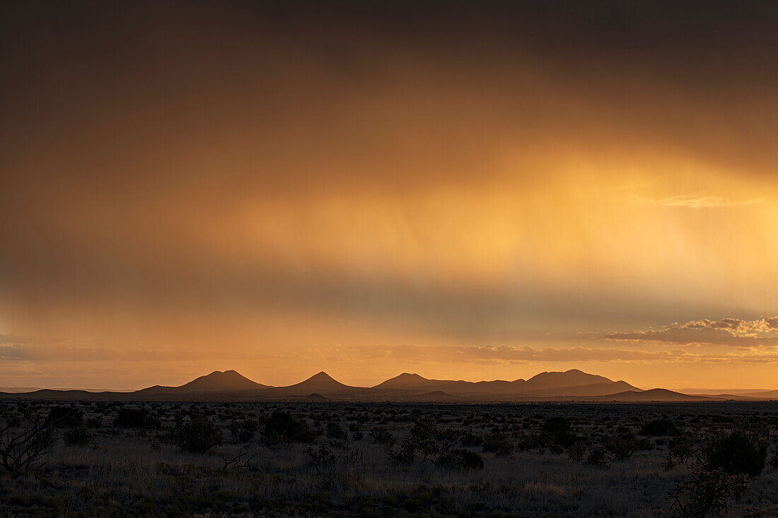 Usa, New Mexico, Santa Fe, Sturm und Regen über den Cerrillos Hills bei Sonnenuntergang