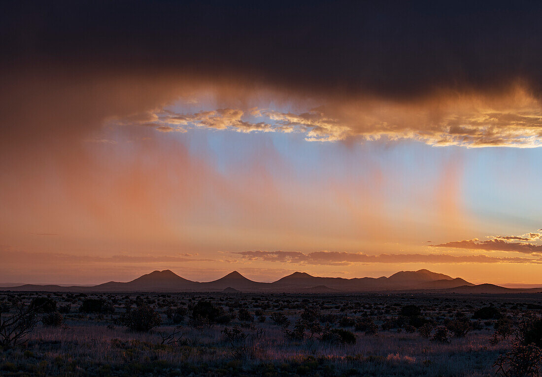 Usa, New Mexico, Santa Fe, Sturm und Regen über den Cerrillos Hills bei Sonnenuntergang