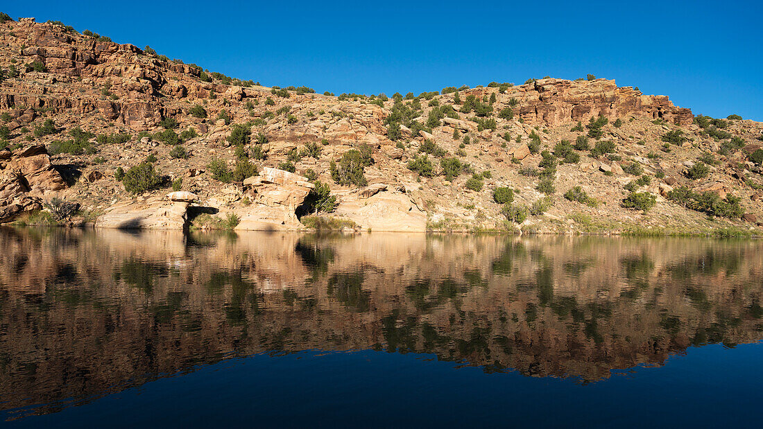 Usa, New Mexico, Abiquiu, Rio Chama, Hügel spiegeln sich im Chama-Fluss