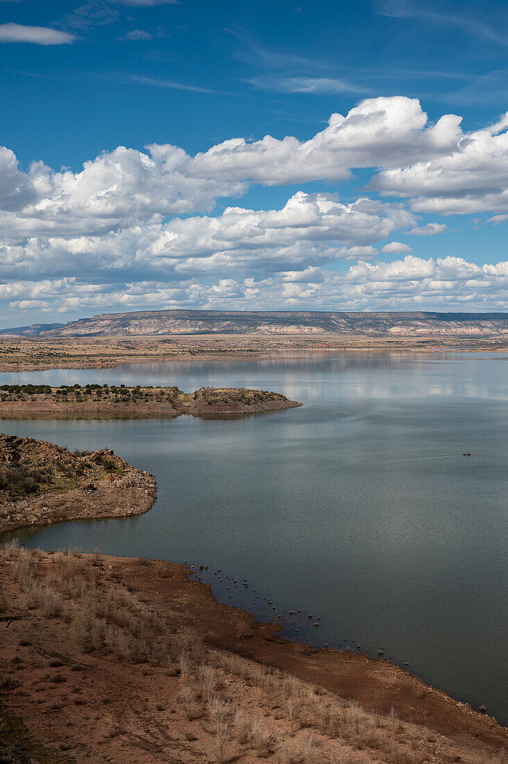 Usa, New Mexico, Abiquiu, Landschaft mit Abiquiu-See