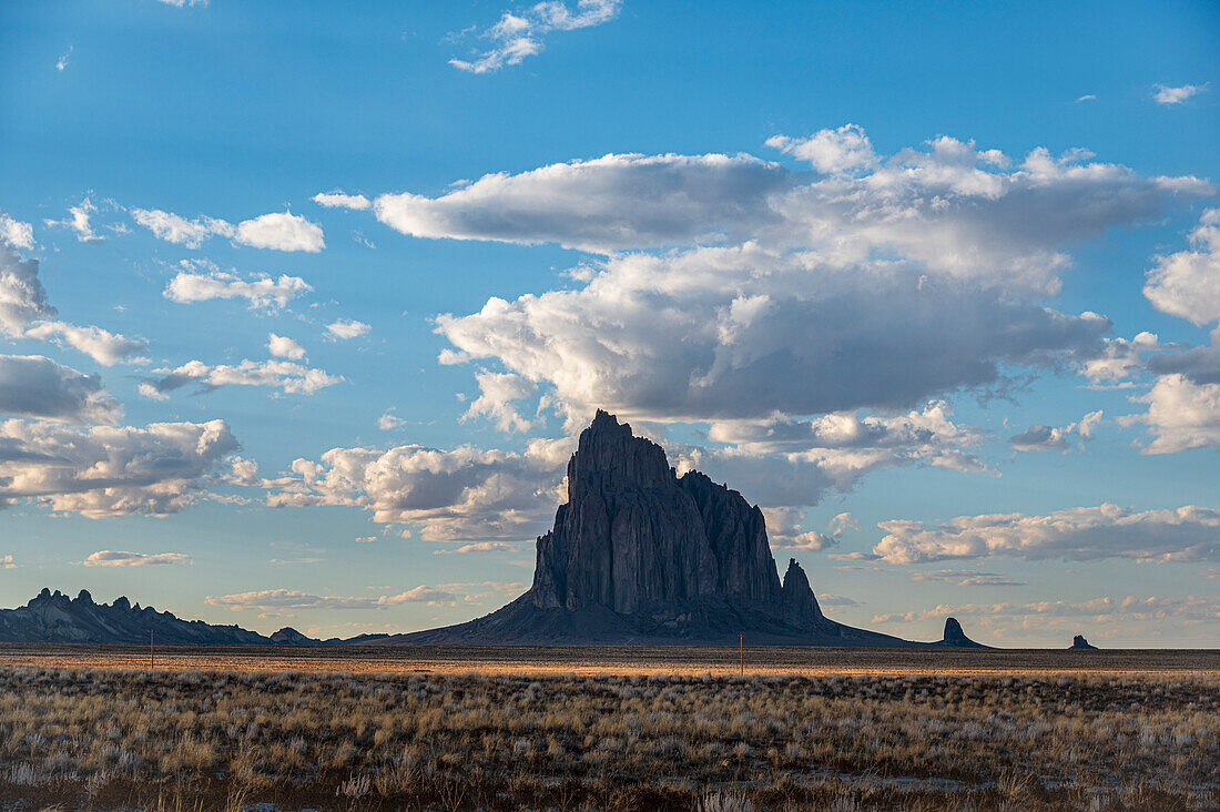 Usa, New Mexico, Shiprock, Wolken über Wüstenlandschaft mit Shiprock