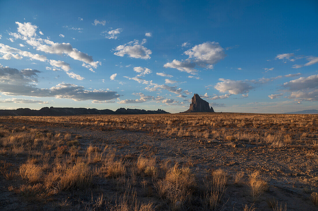 Usa, New Mexico, Shiprock, Wolken über Wüstenlandschaft mit Shiprock