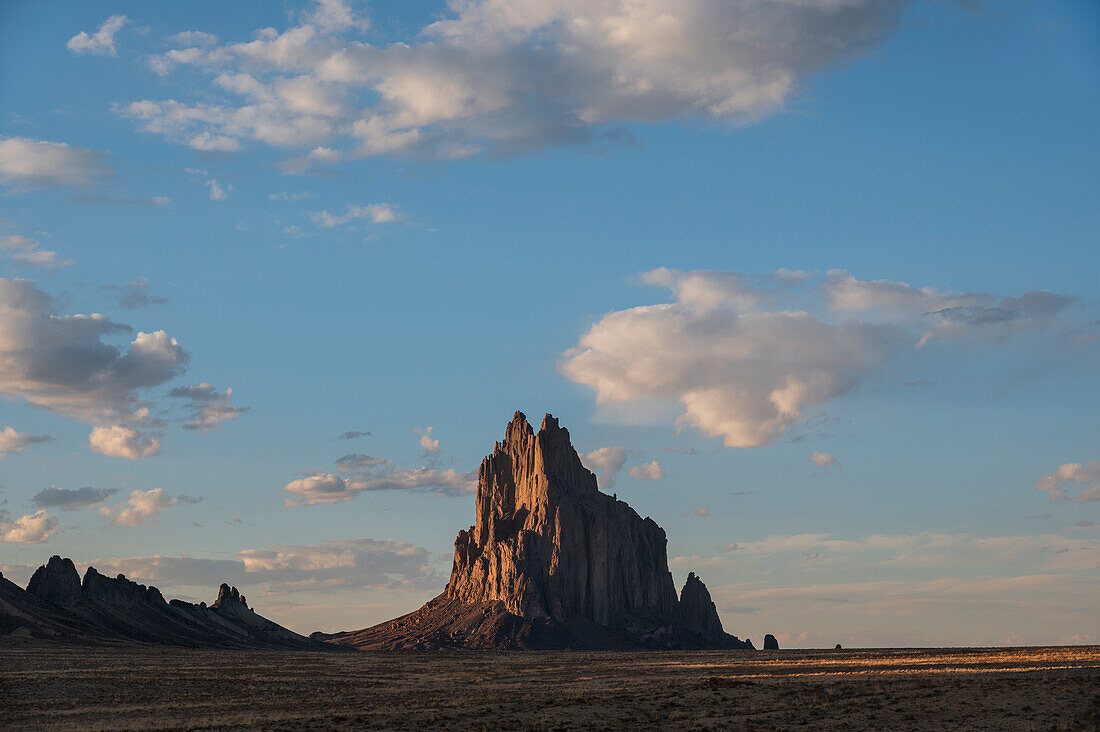 Usa, New Mexico, Shiprock, Wolken über Wüstenlandschaft mit Shiprock