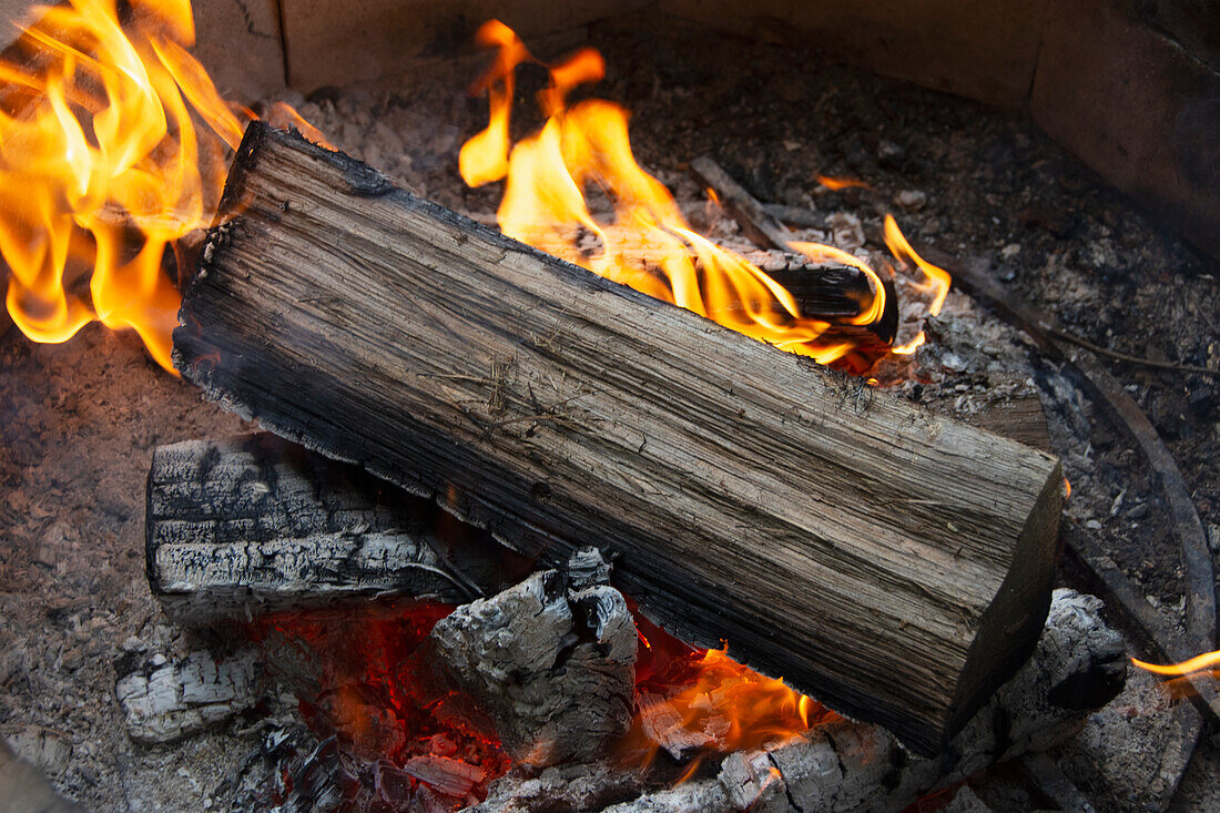 USA, Tennessee, Pittman Center, Nahaufnahme eines Lagerfeuers, Smoky Mountains