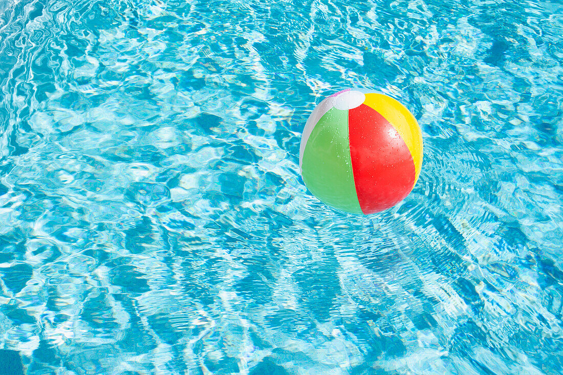 Strandball schwimmt auf dem Wasser im Schwimmbad