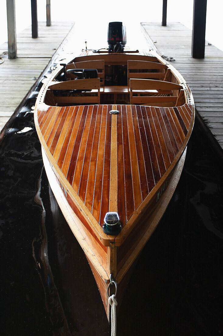 Hölzernes Motorboot am Pier