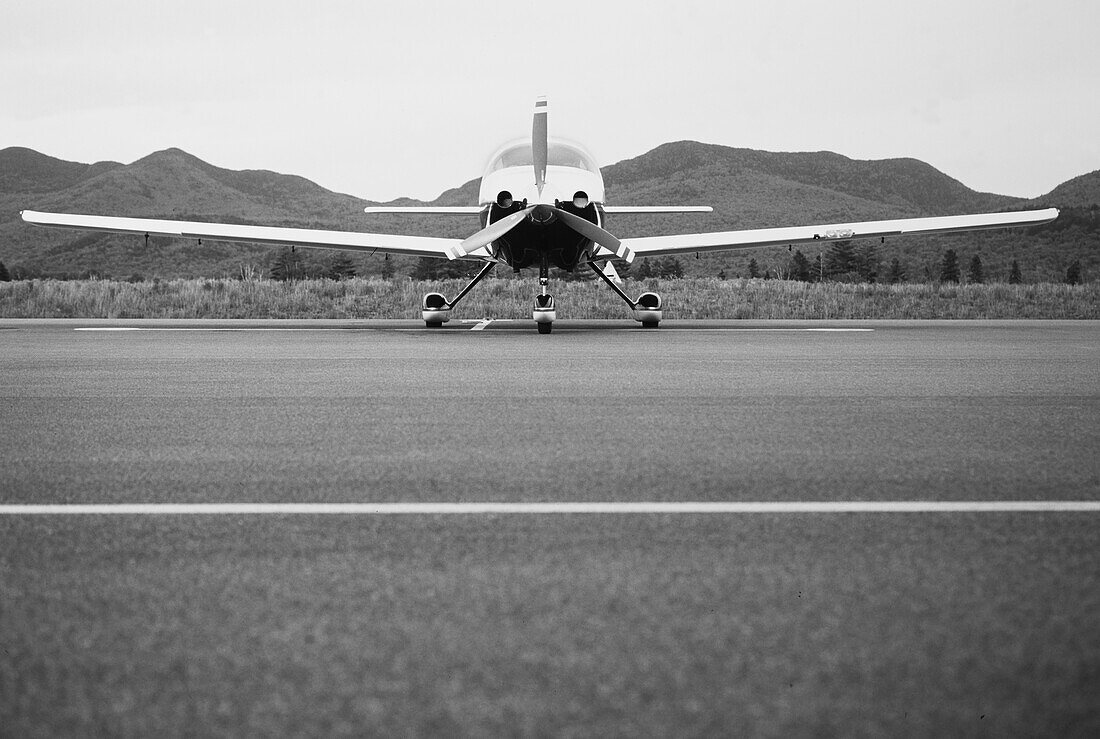 Einmotoriges Flugzeug auf einem ländlichen Flughafen