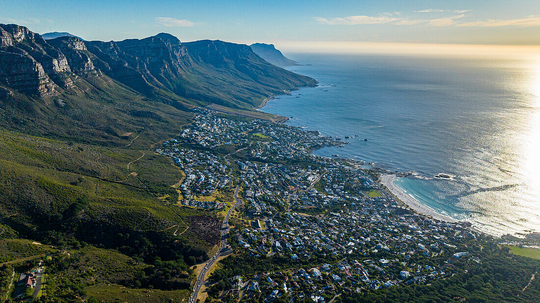 Luftaufnahme der Zwölf Apostel und Camps Bay, Kapstadt, Kap-Halbinsel, Südafrika, Afrika