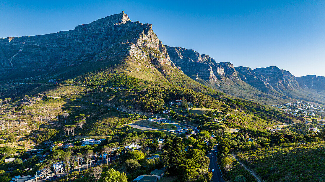 Luftaufnahme des Tafelbergs und der Zwölf Apostel, Kapstadt, Südafrika, Afrika