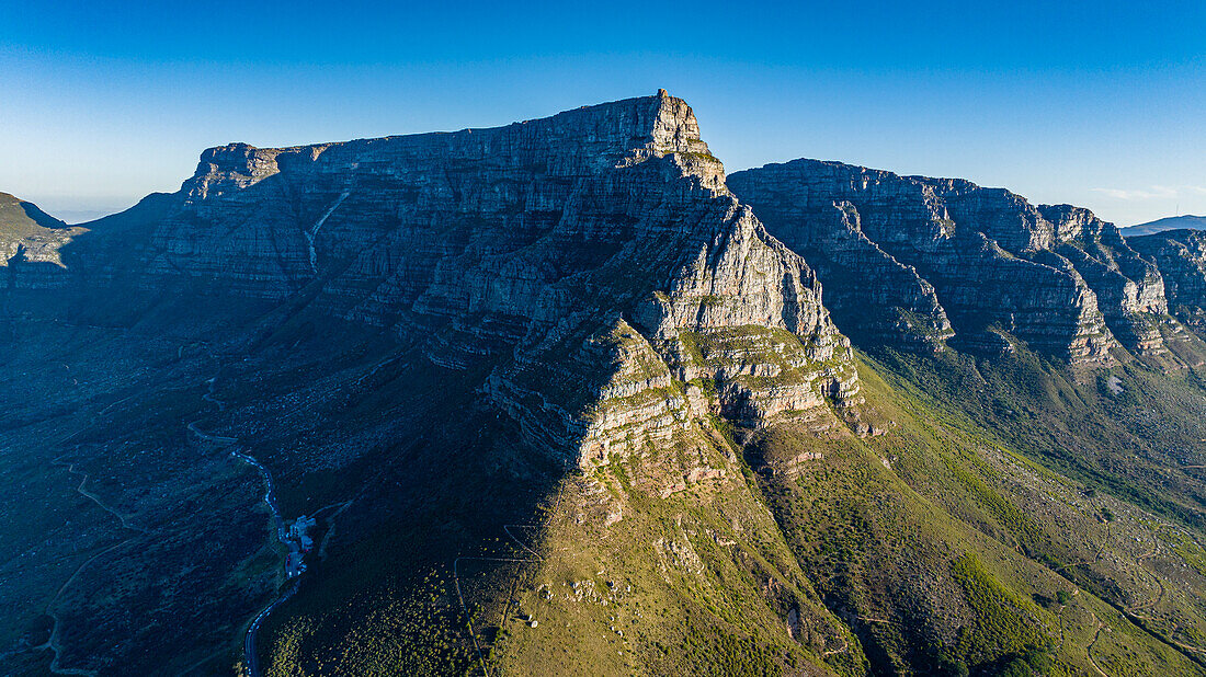 Luftaufnahme des Tafelbergs und der Zwölf Apostel, Kapstadt, Südafrika, Afrika