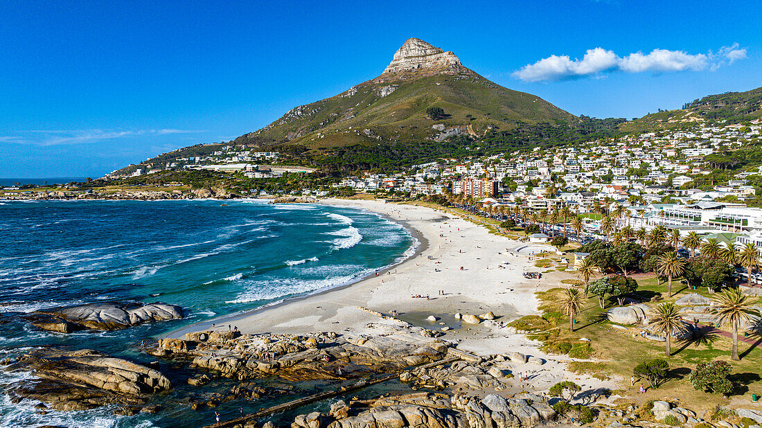 Luftaufnahme des Löwenkopfes und der Camps Bay, Kapstadt, Südafrika, Afrika