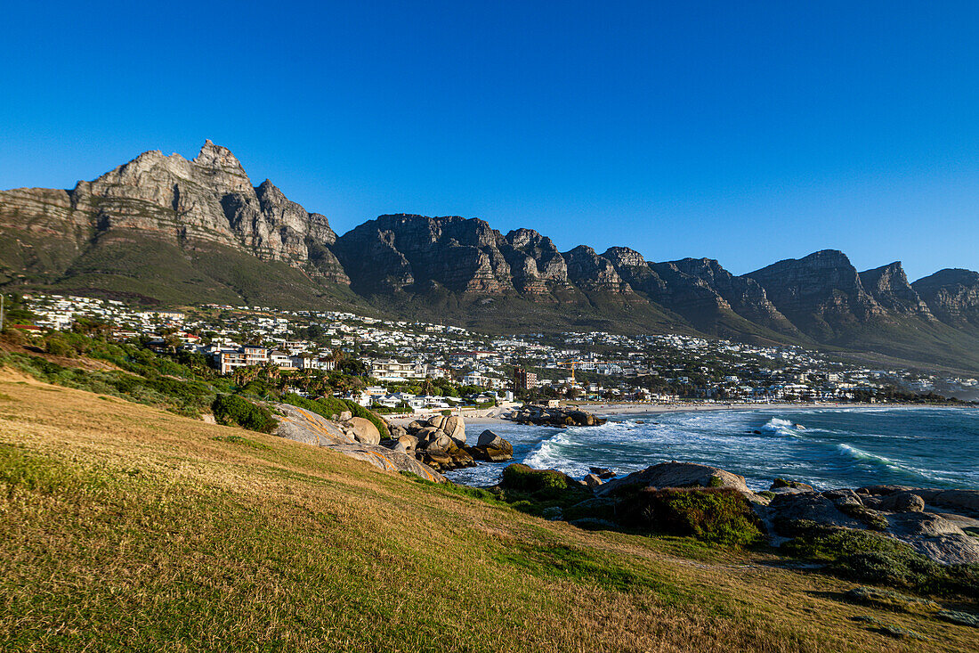 Feiner Sandstrand unterhalb der Zwölf Apostel, Camps Bay, Kapstadt, Südafrika, Afrika