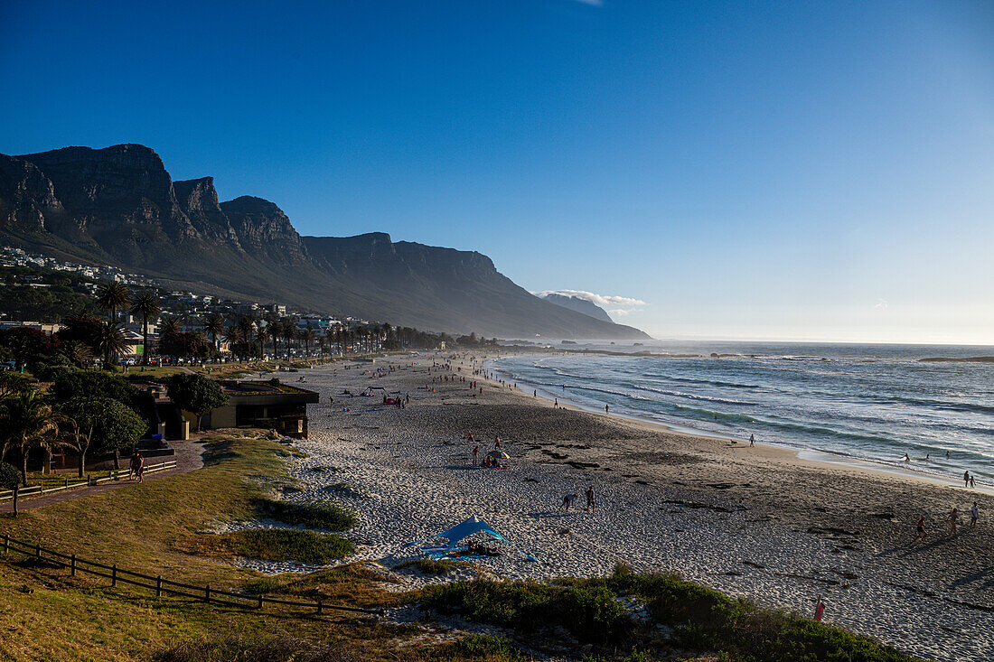 Feiner Sandstrand unterhalb der Zwölf Apostel, Camps Bay, Kapstadt, Südafrika, Afrika