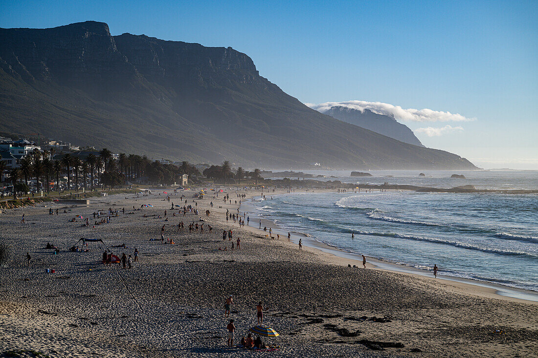 Feiner Sandstrand unterhalb der Zwölf Apostel, Camps Bay, Kapstadt, Südafrika, Afrika