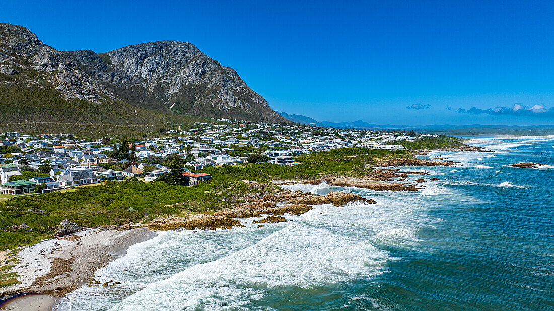 Luftaufnahme von Hermanus und seinen weißen Stränden, Westliche Kapprovinz, Südafrika, Afrika