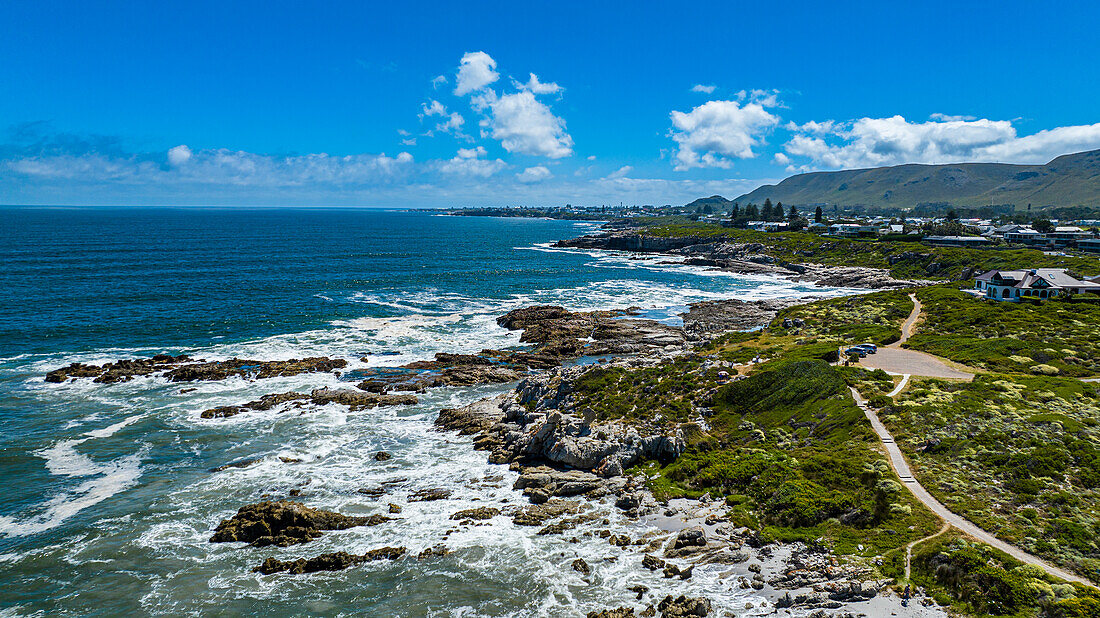 Luftaufnahme von Hermanus und seinen weißen Stränden, Westliche Kapprovinz, Südafrika, Afrika