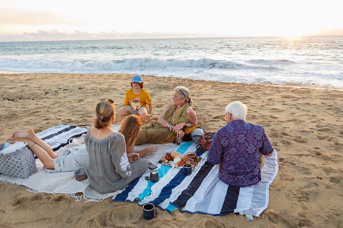 Mexiko, Baja, Pescadero, Drei-Generationen-Familie beim Picknick am Strand