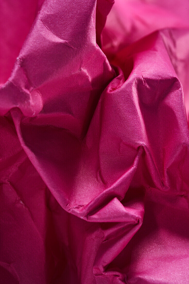 Nahaufnahme von rosa zerknittertem Papier