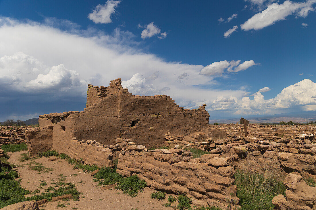 USA, New Mexico, Espanola, Puye Cliffs, Puye Cliff Dwellings on sunny day