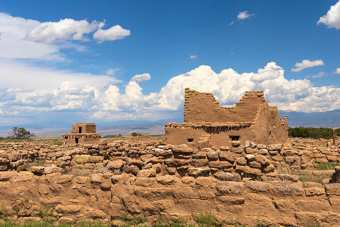 USA, New Mexico, Espanola, Puye Cliffs, Ruins of Puye Cliff Dwellings on sunny day