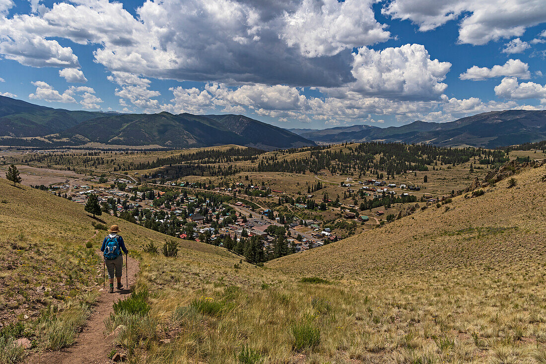 USA, Colorado, Creede, Rückansicht einer Frau beim Wandern in der Nähe der Stadt