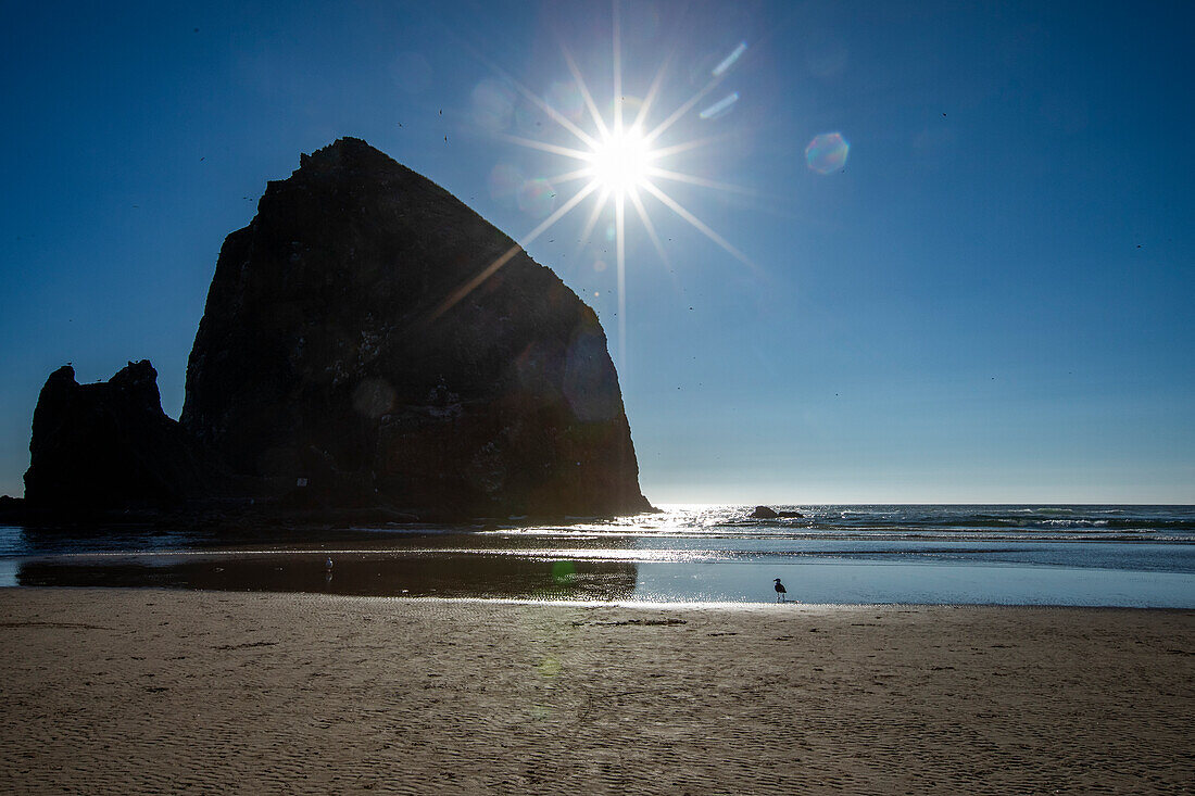 USA, Oregon, Silhouette des Haystack Rock in Cannon Beach