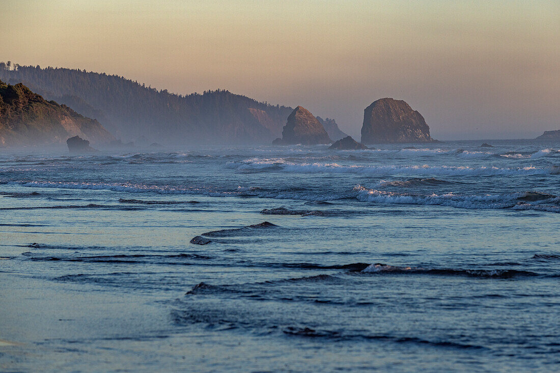 USA, Oregon, Mist over Cannon Beach at dusk