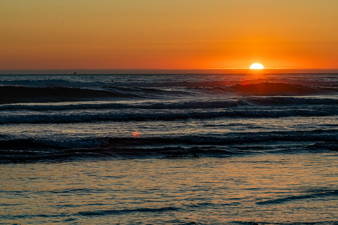 Sonnenuntergang über dem Meer in Cannon Beach