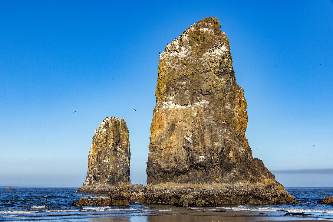 USA, Oregon, Felsformationen im Meer bei Cannon Beach