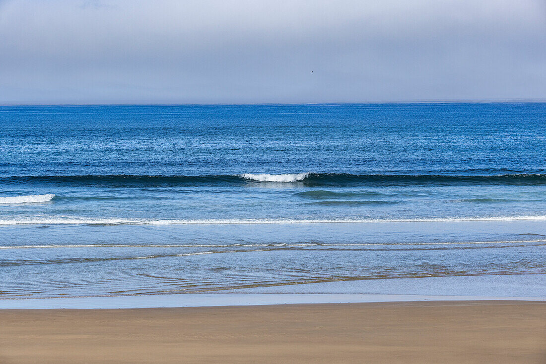 USA, Oregon, Calm sea at Cannon Beach 