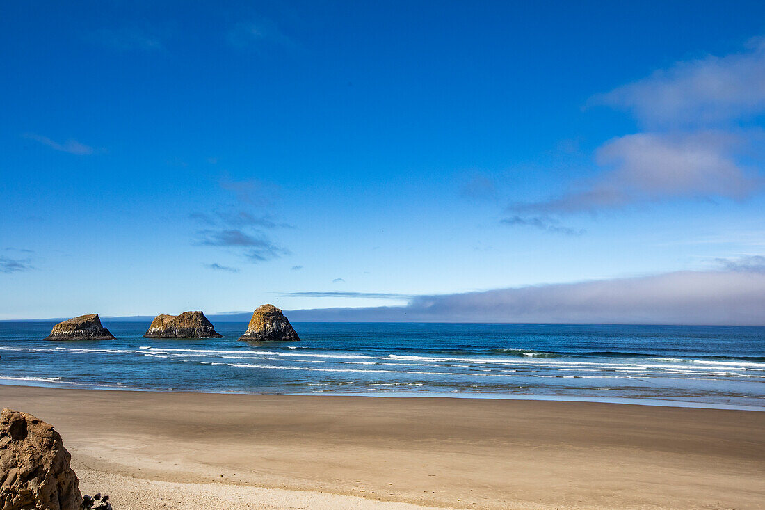 USA, Oregon, Rock formations at Cannon Beach 