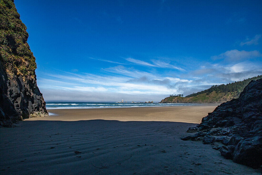 USA, Oregon, Sand and rock formations at Cannon Beach 