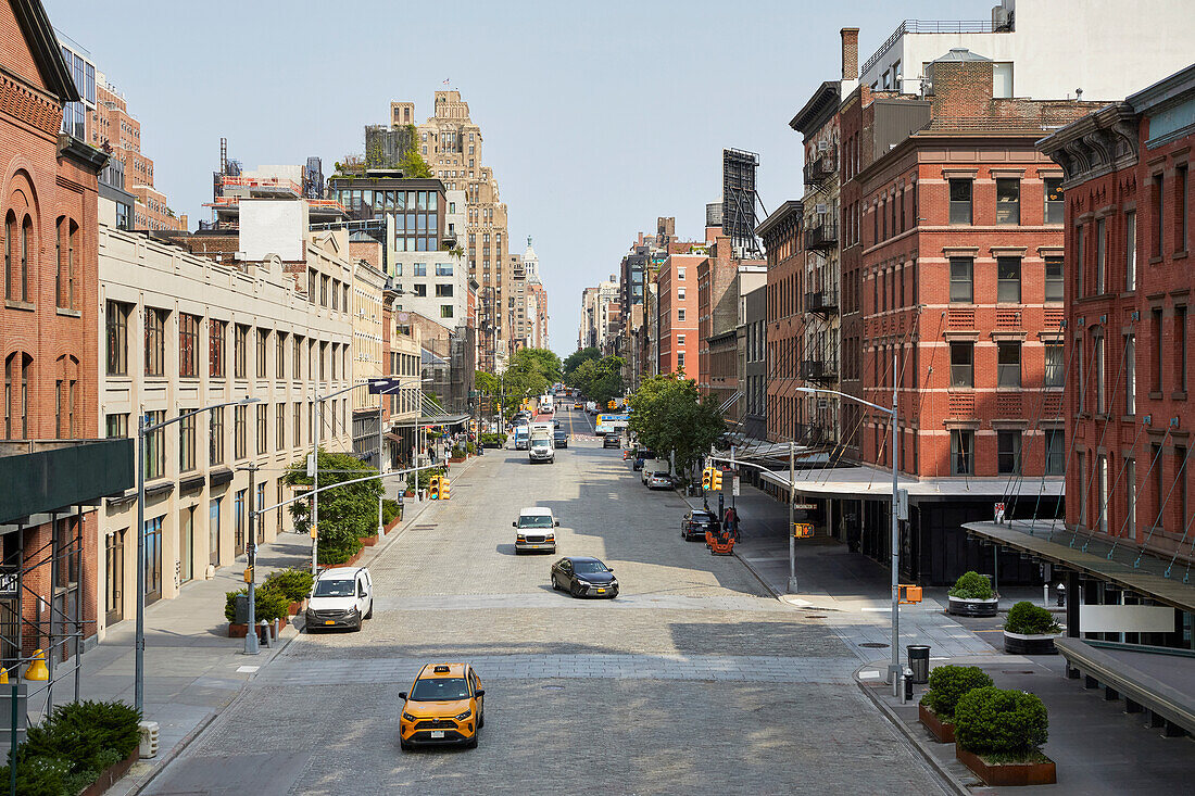 USA, NY, New York City, Cars and buildings in residential district