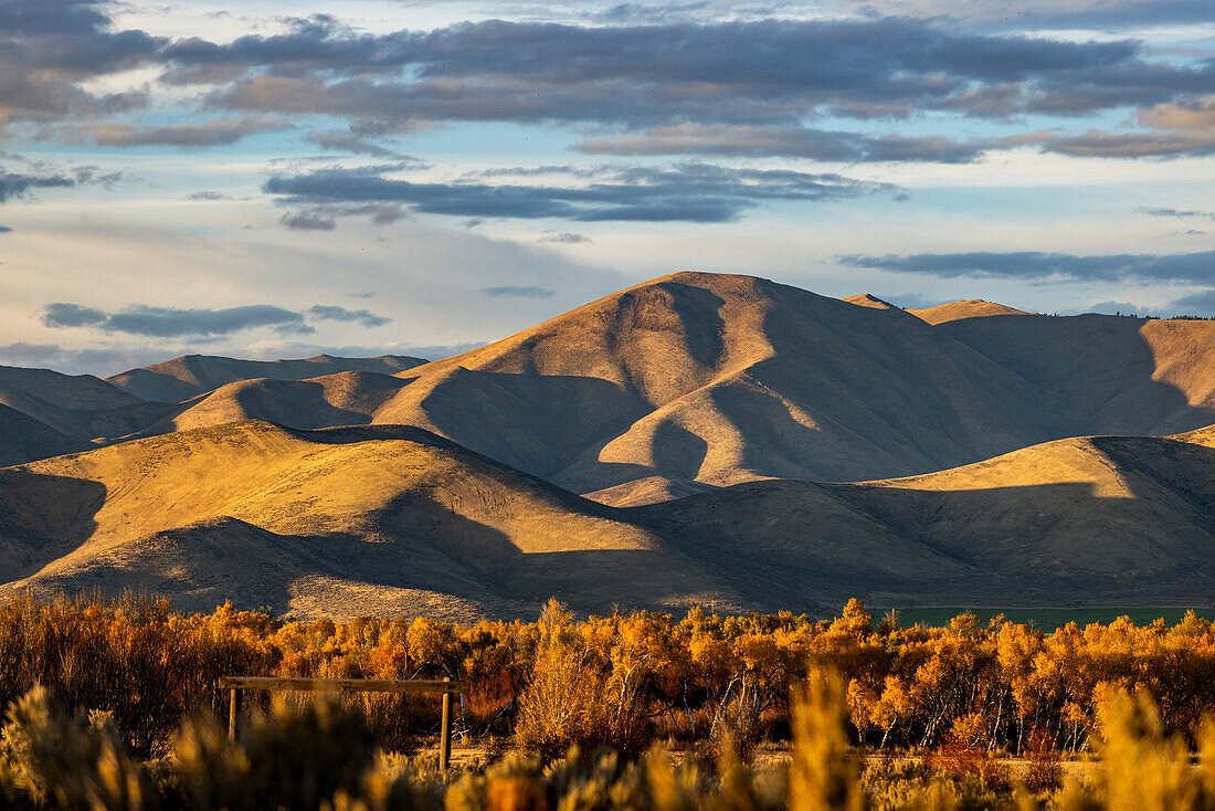 USA, Idaho, Bellevue, Hügellandschaft im Sonnenlicht bei Sun Valley