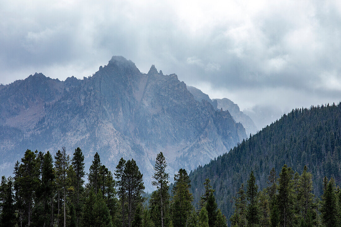 USA, Idaho, Stanley, Wolken über den gezackten Gipfeln der Sawtooth Mountains