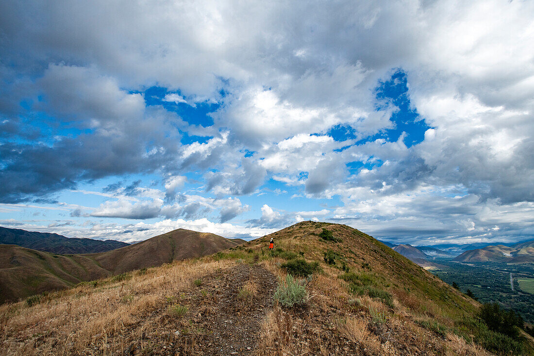 USA, Idaho, Hailey, Ältere Frau beim Wandern auf dem Carbonate Mountain Trail