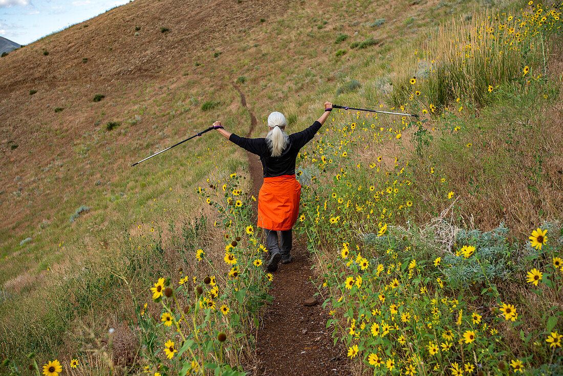 USA, Idaho, Hailey, Ältere Frau beim Wandern auf dem Carbonate Mountain Trail