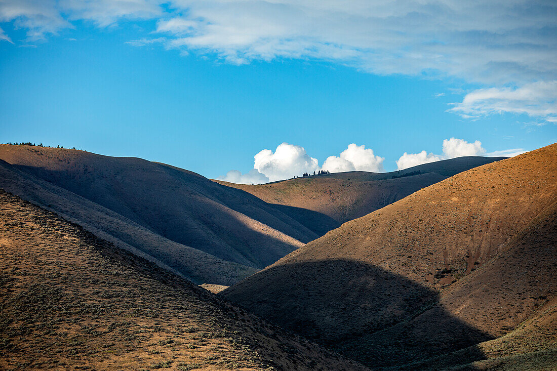 USA, Idaho, Bellevue, Late afternoon sun on foothills