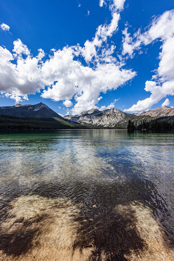 USA, Idaho, Stanley, Weiße Wolken über dem Pettit Lake in den Sawtooth Mountains