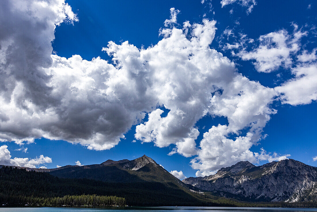 USA, Idaho, Stanley, White clouds over Pettit Lake in Sawtooth Mountains