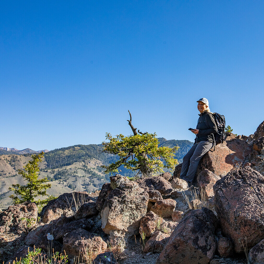 USA, Idaho, Sun Valley, Ältere Frau macht Pause auf einer Wanderung