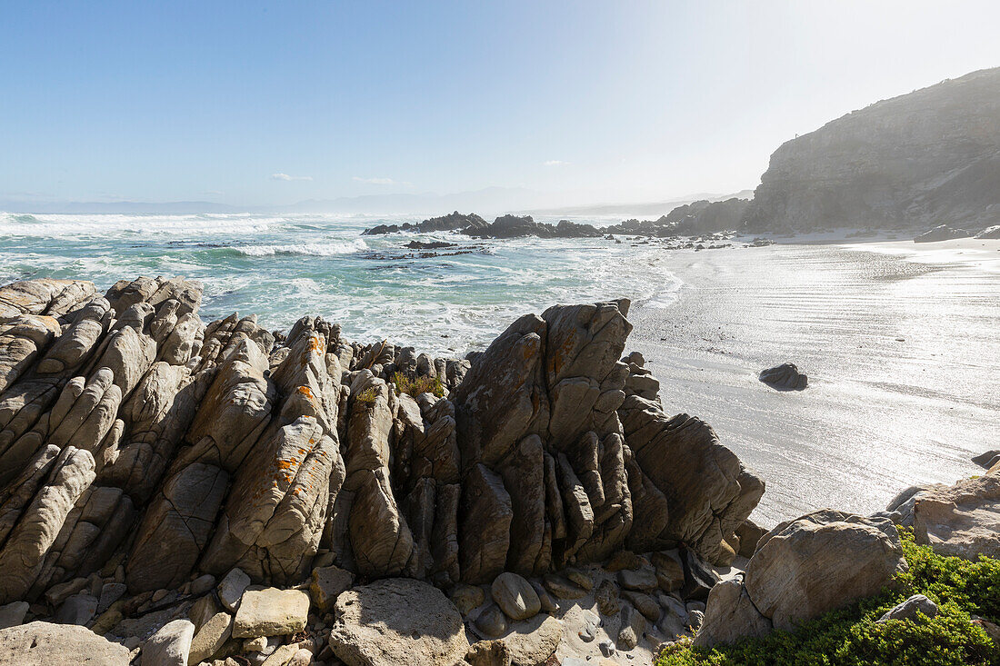 Südafrika, Hermanus, Meer und felsige Küste im Walker Bay Naturreservat