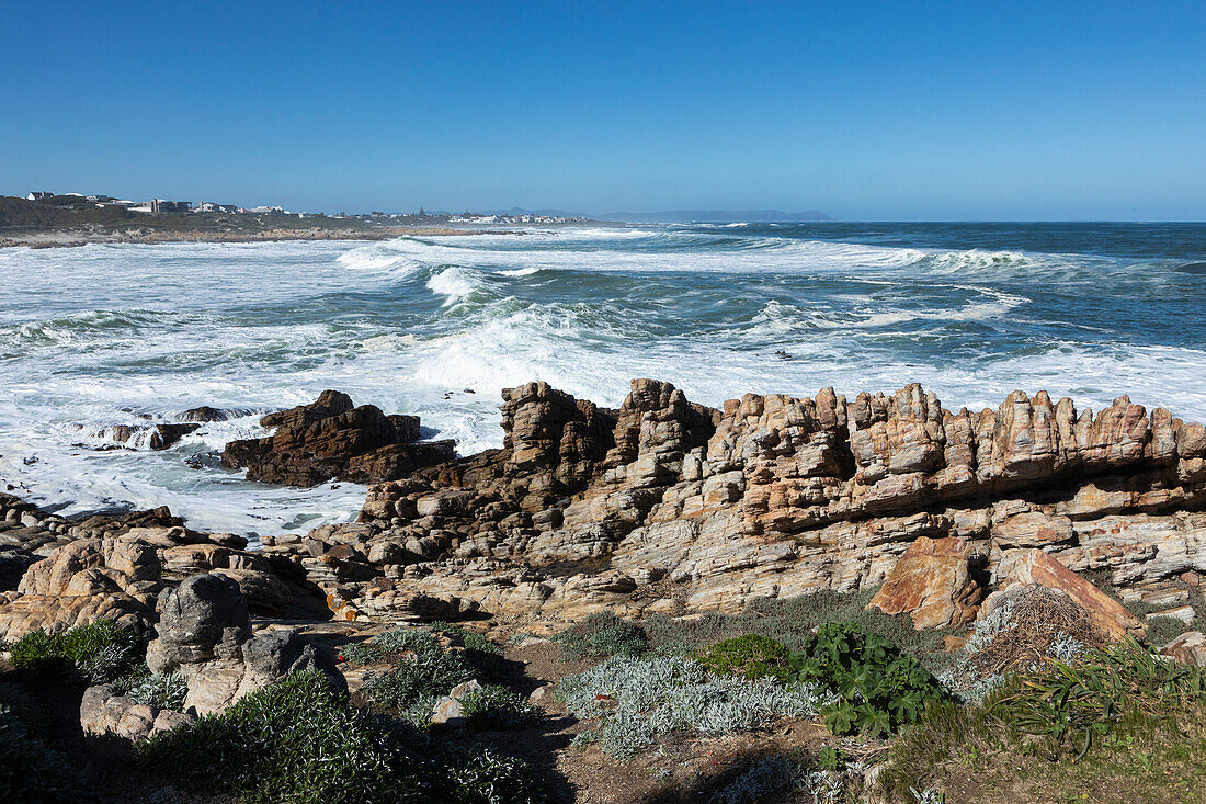 Südafrika, Hermanus, Felsküste und Meer am Onrus Beach