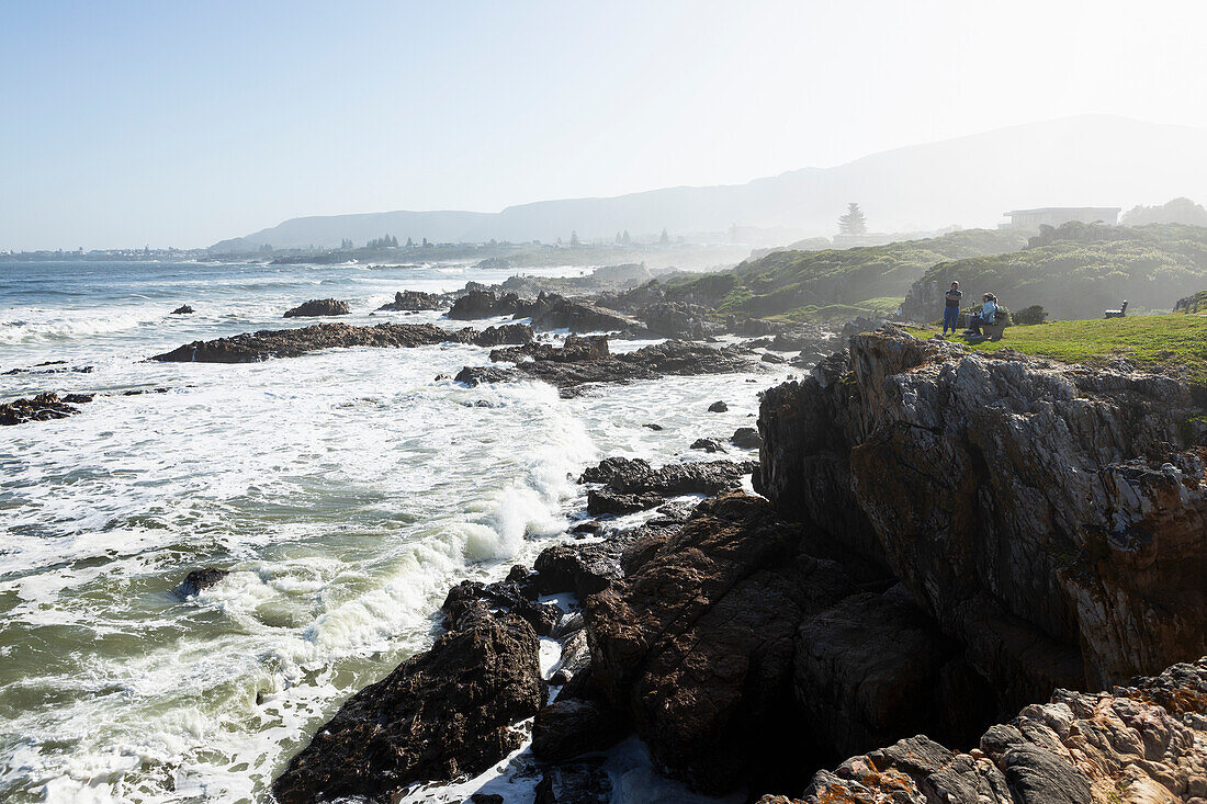 Südafrika, Hermanus, Felsküste und Meer am Kammabaai Beach